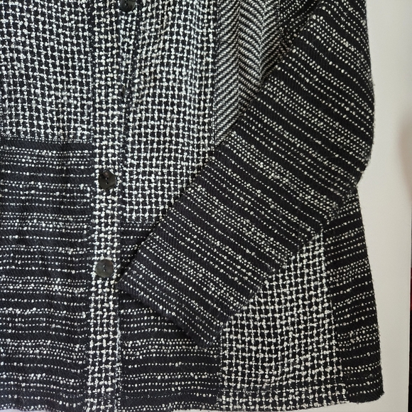 Chico's Black and White Patterned Blazer. Size 0 - Picture 5 of 6